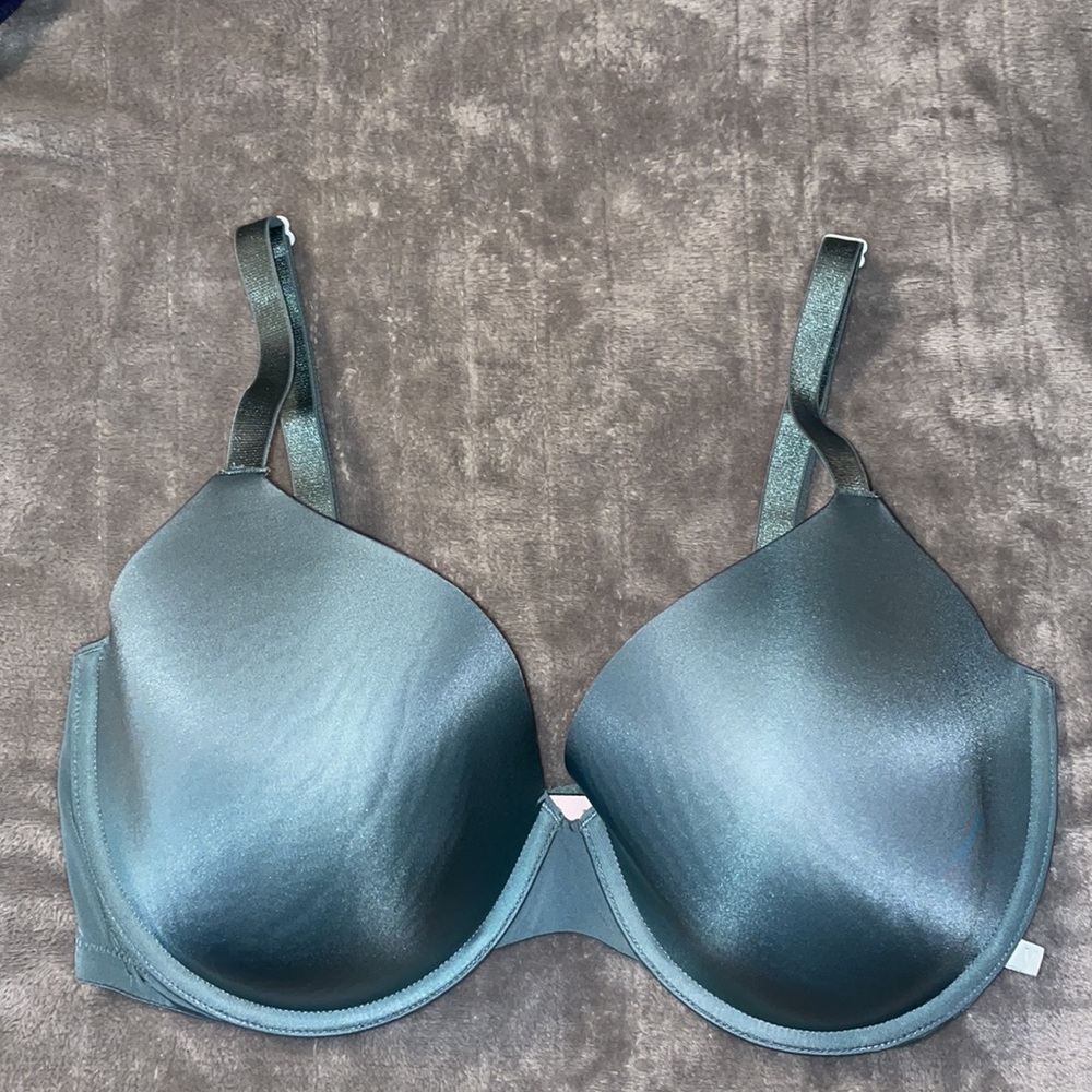 Victoria’s Secret • Green lined demi bra. Size 38DDD